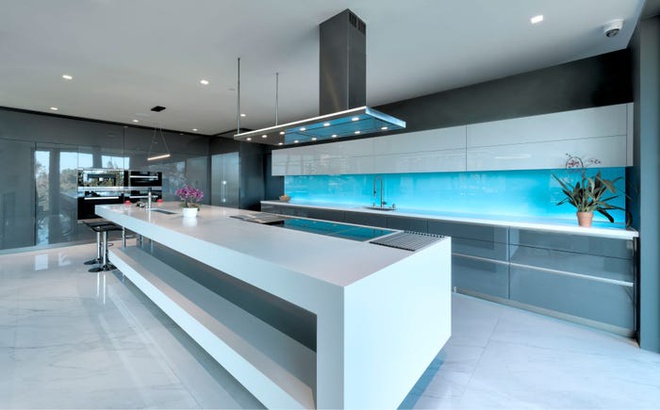 Hình ảnh phòng bếp màu trắng, bạc chủ đạo được thiết kế tựa như phòng điều khiển tàu không gian