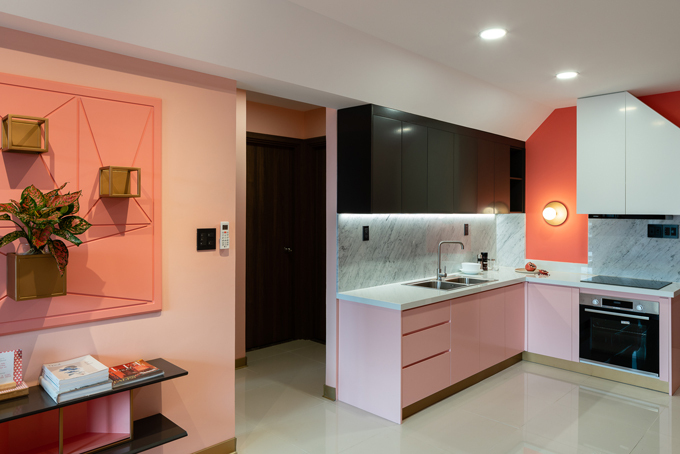 Hình ảnh phòng bếp với mảng tường sơn màu hồng cam, ốp đa marble 
