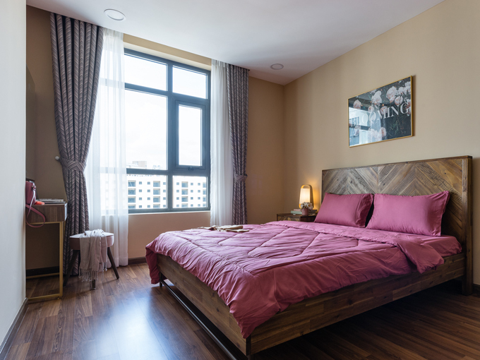 Hình ảnh không gian phòng ngủ có thiết kế đơn giản với sàn và tủ quần áo được giữ nguyên