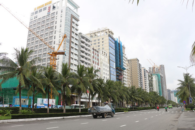 Hình ảnh những tòa nhà cao tầng đã hoàn thiện, đang trong quá trình hoàn thiện trên đoạn phố ở Đà Nẵng, hai bên trồng cây xanh