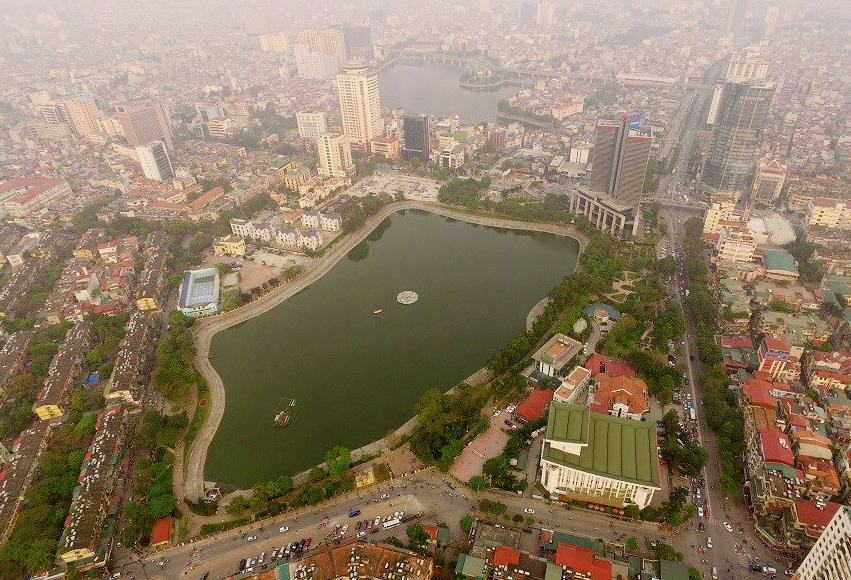 Hình ảnh hồ Thành Công tại Hà Nội nhìn từ trên cao, xung quanh là cây xanh, cao ốc, khu dân cư thấp tầng