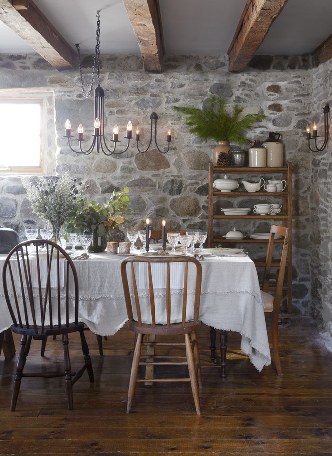 Hình ảnh phòng ăn với bàn gỗ, ghế sắt, đầm gỗ, đèn chùm trang trí, nến lung linh