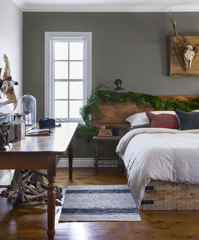 Hình ảnh phòng ngủ sử dụng giường, bàn trang điểm, phụ kiện trang trí bằng gỗ tự nhiên, cửa sổ kính