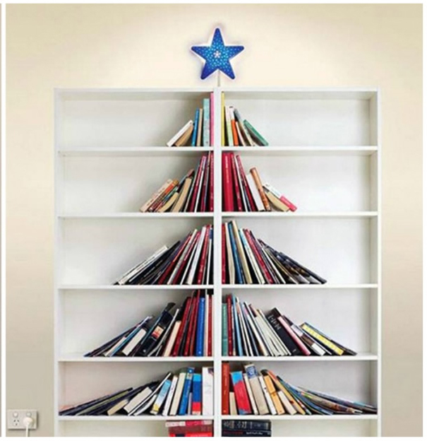 Hình ảnh những cuốn sách được xếp trên kệ theo hình dáng cây thông Noel