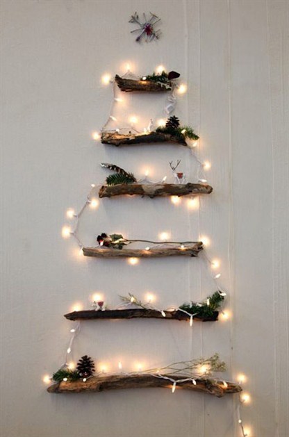 Hình ảnh tượng trưng cho cây thông Noel làm từ củi khô kết hợp đèn LED, lá thông