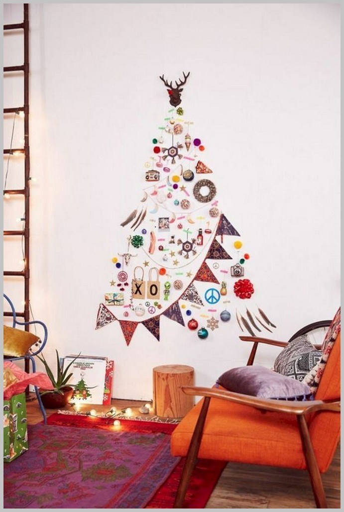 Hình ảnh góc nhà với cây thông Noel làm từ hình dán lấp lánh, ghế ngồi thư giãn, đèn LED, thảm trải