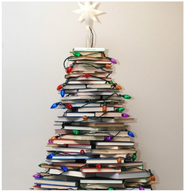 Hình ảnh cây thông Noel làm từ sách và bóng đèn LED màu sắc