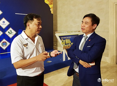 Hình ảnh phóng viên đang phỏng vấn ông Nguyễn Mạnh Khởi về căn hộ du lịch, condotel