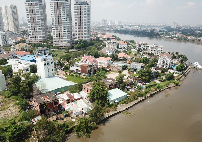Hình ảnh một góc TP.HCM nhìn từ trên cao với nhiều tòa nhà chung cư cao tầng xen kẽ khu dân cư thấp tầng, cây xanh hai bên bờ sông Sài Gòn