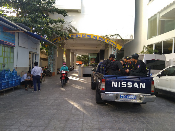 Hình ảnh xe ô tô đưa lực lượng cảnh sát điều tra tới khám xét trụ sở Công ty CP Sông Đà Nha Trang