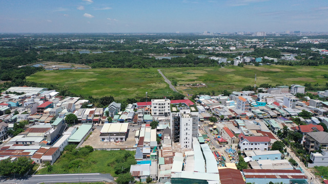 Hình ảnh một góc TP.HCM với các khu dân cư thấp tầng, xen kẽ cây xanh, khu đất trống