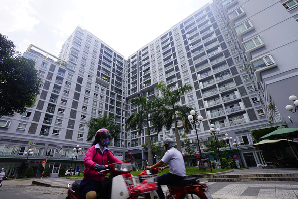 Hình ảnh toàn cảnh chung cư nhà ở xã hội trên đường Hoàng Hoa Thám, quận Tân Bình, TP.HCM nhìn từ dưới lên
