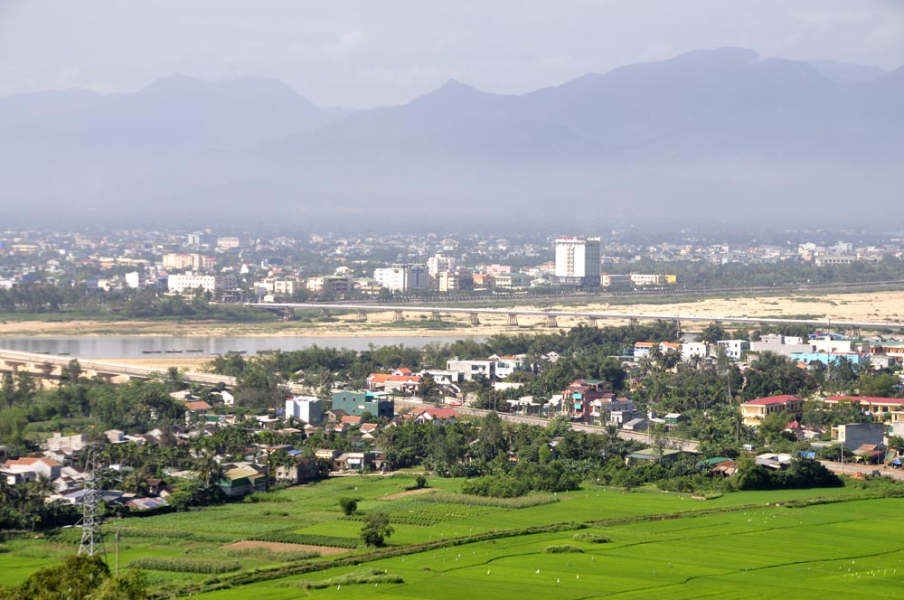 Hình ảnh một góc tỉnh Quảng Ngãi với khu dân cư thấp tầng, cây xanh, đồng ruộng, sông