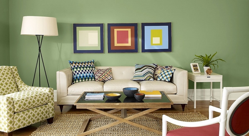 Hình ảnh mẫu phòng khách phong cách công nghiêp cổ điển với tường sơn xanh lá, khung tranh treo tường, sofa trắng, gối tựa, ghế bành...