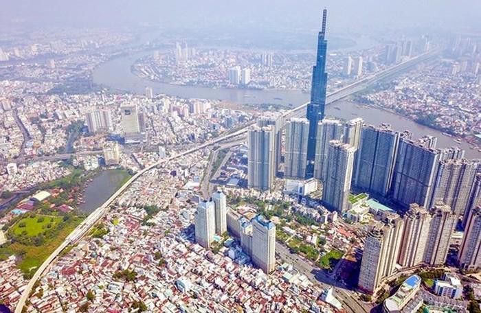 Hình ảnh TP.HCM nhìn từ trên cao với những tòa nhà cao tầng xen kẽ khu dân cư thấp tầng dày đặc, cây xanh, dòng sông