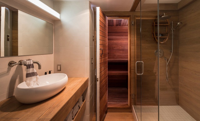 Hình ảnh bên trong phòng tắm ốp gỗ, bồn rửa bằng sứ, phòng tắm hơi, vách kính trong suốt
