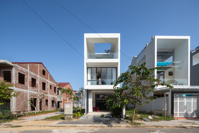 Hình ảnh toàn cảnh ngôi nhà lệch tầng trong khu đô htij ở Huế, bên cạnh là khu nhà đang trong quá trình hoàn thiện