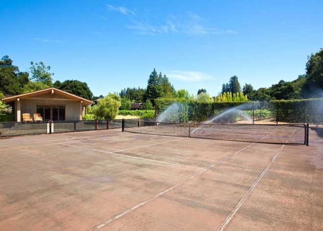 Hình ảnh sân tennis, bể bơi là những tiện ích thư giãn ngoài trời trong khu biệt thự này.