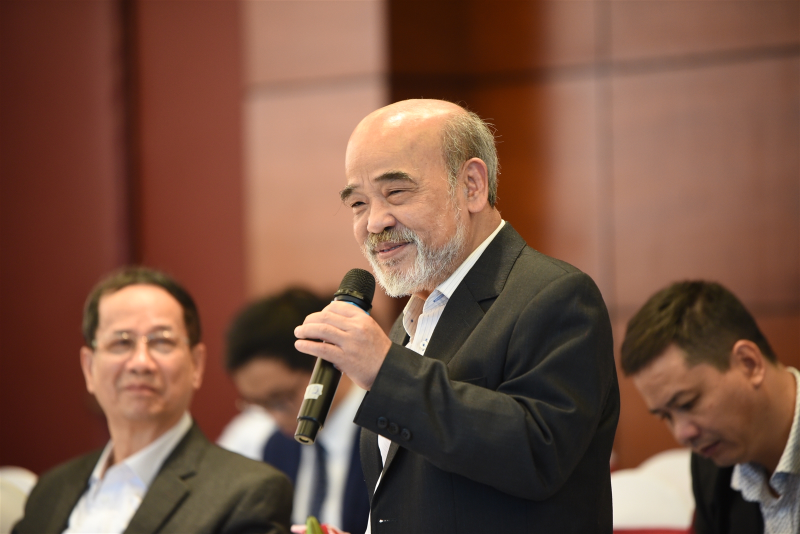 Giáo sư Đặng Hùng Võ phát biểu tại một hội thảo về bất động sản công nghiệp