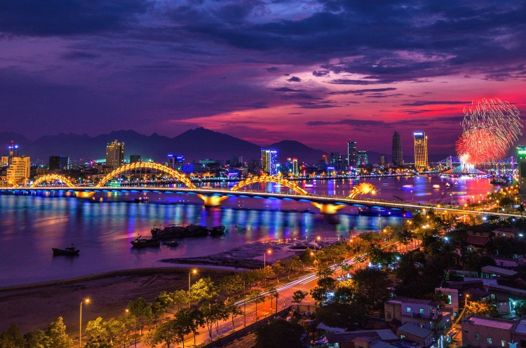 Hình ảnh một góc TP. Đà Nẵng về đêm với ánh đèn rực rỡ, cầu Tràng Tiền bắc qua sông Hương