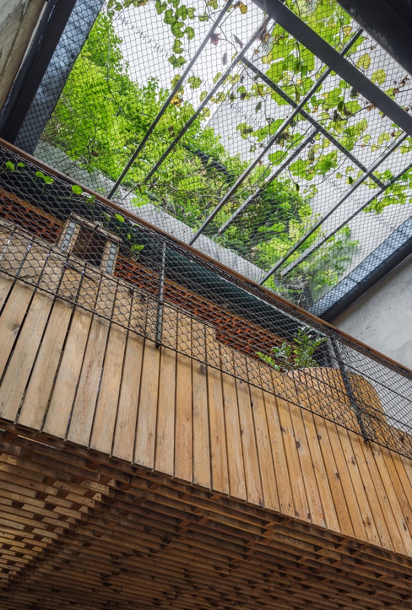 Hình ảnh cận cảnh cấu trúc gỗ độc đáo của quán cà phê cá Koi
