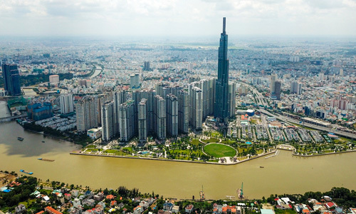 Hình ảnh một góc TP.HCM nhìn từ trên cao với những tòa nhà cao tầng san sát nhau, xen kẽ khu dân cư thấp tầng, cây xanh, sông hồ