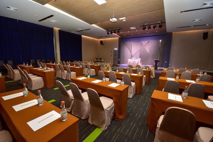 Hình ảnh bên trong phòng tổ chức sự kiện gồm 350 chỗ ngồi, bàn ghế gỗ, rèm nhung màu xanh than
