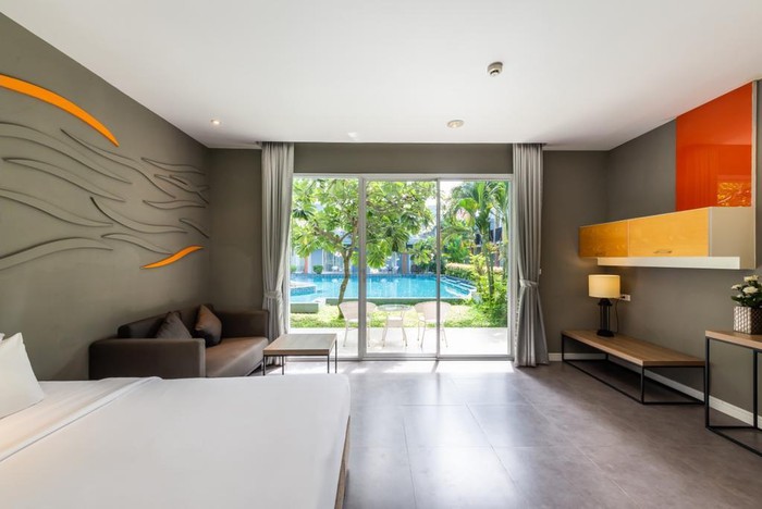Hình ảnh phòng nghỉ của U23 Việt Nam với giường nệm êm ái, tủ kệ tivi, cửa sổ kính, tường nhà trang trí ấn tượng