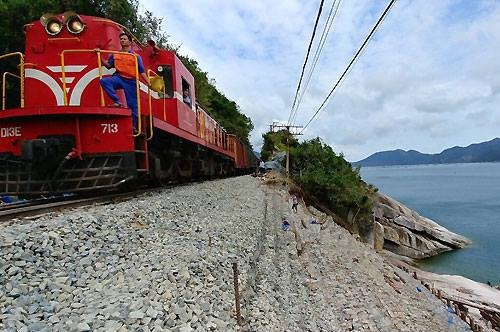 Hình ảnh đoàn tàu hỏa màu đỏ chạy qua đèo Cả ở Phú Yên