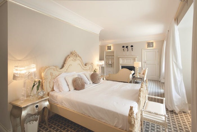 Hình ảnh phòng ngủ cho khách có thiết kế sang trọng, giường chạm trổ cầu kỳ, đèn LED nhấn nhá.