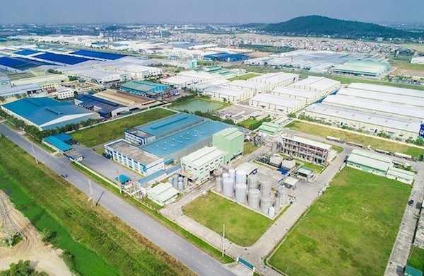 Hình ảnh một khu công nghiệp nhìn từ trên cao với hàng loạt nhà máy, nhà xưởng xen kẽ bãi cỏ, cây xanh