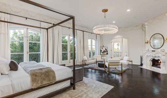 Hình ảnh một phòng ngủ rộng rãi với sắc trắng chủ đạo, sàn gỗ ấm áp