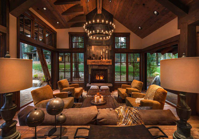Hình ảnh một phòng khách có trần cao ốp gỗ, sofa cùng tông với tường, trần, sàn nhà, đèn chùm dạng nến độc đáo