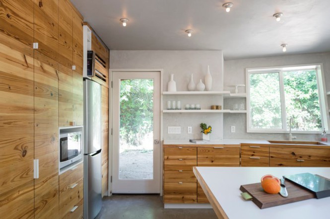 Hình ảnh phòng bếp hiện đại với tường ốp gỗ, cửa kính trong suốt, đèn âm trần, giá kệ lưu trữ gắn tường