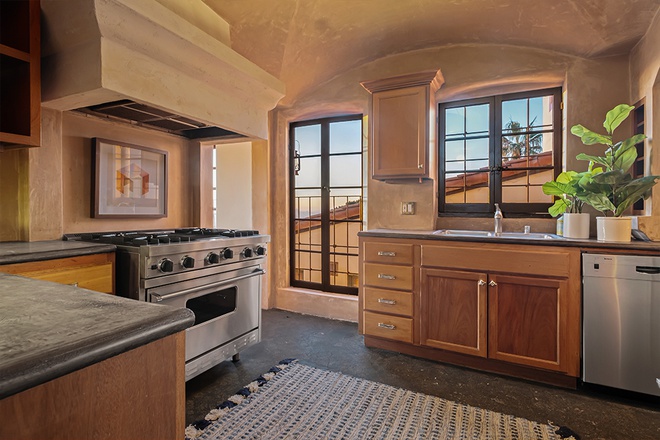 Hình ảnh một phòng bếp sử dụng nội thất gỗ tự nhiên màu sáng, thiết bị nấu nướng hiện đại
