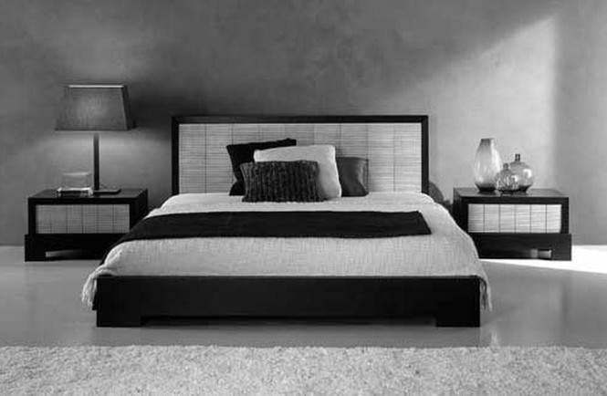 Hình ảnh toàn cảnh một phòng ngủ tông màu xám, đen, trắng chủ đạo với bộ đôi bàn đầu giường đối xứng hai bên, đèn bàn