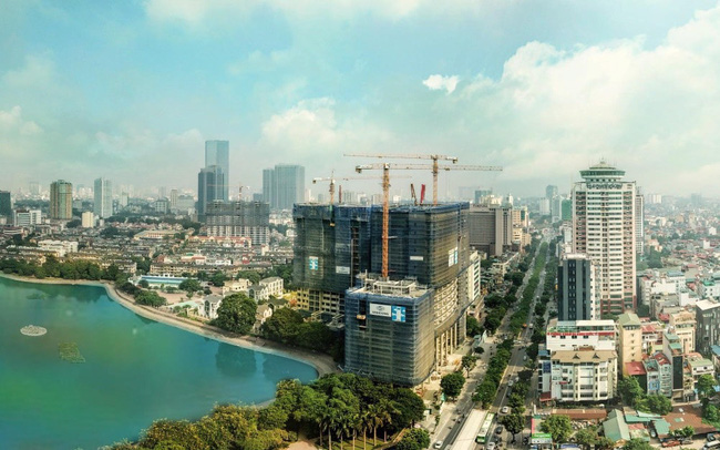 Hình ảnh một góc thành phố nhìn từ trên cao với những tòa nhà chung cư cao tầng xen kẽ khu dân cư thấp tầng, cây xanh, hồ nước