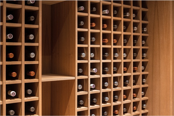 Hầm rượu được thiết kế hoàn toàn bằng gỗ tự nhiên cao cấp - nơi cất trữ hàng trăm  chai rượu từ thương hiệu nổi tiếng.