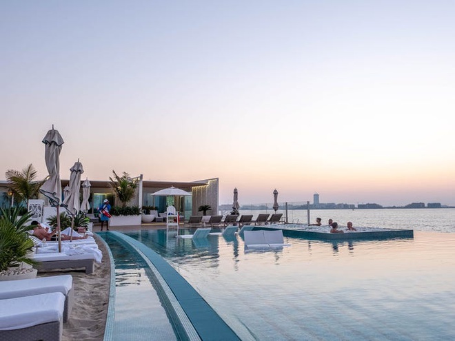 Hình ảnh cận cảnh bể bơi vô cực trong khách sạn 7 sao đầu tiên trên thế giới, hướng nhìn ra vịnh Ả Rập