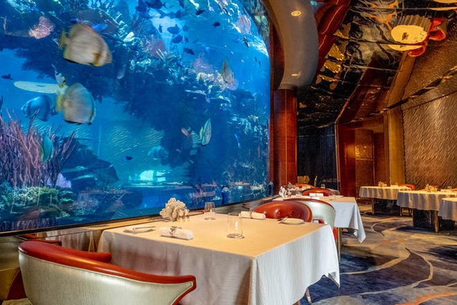 Hình ảnh không gian bên trong nhà hàng khách sạn 7 sao với bể cá khổng lồ ấn tượng