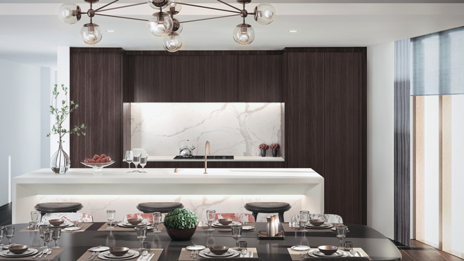 Hình ảnh một phòng bếp hiện đại với tường ốp gỗ, đá cẩm thạch, đèn chùm trang trí, cạnh đó là bàn ăn tiện nghi