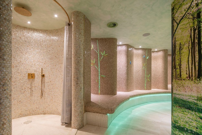 Hình ảnh cận cảnh một khu vực spa bên trong biệt thự đắt nhất London với sàn lát dá, tường, cột ốp vật liệu ánh kim