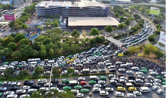 Hình ảnh khu vực sân bay Tân Sơn Nhất bị ùn tắc giao thông với hàng hoạt ô tô, xe máy không thể di chuyển