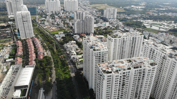 Hình ảnh một khu đô thị nhìn từ trên cao với những tòa nhà chung cư cao tầng, nhà ở xã hội xen lẫn khu dân cư thấp tầng, cây xanh