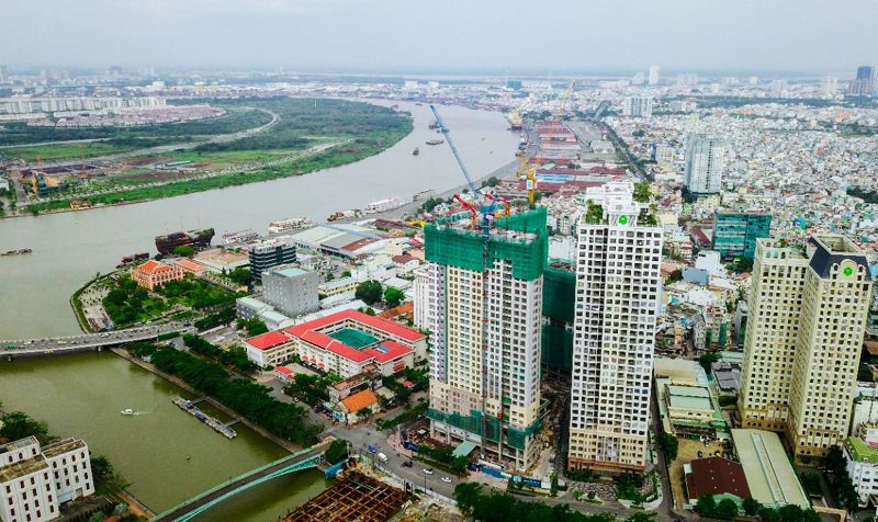 Hình ảnh một thành phố nhìn từ trên cao với nhiều khu dân cư thấp tầng, nhà cao tầng bố trí ven sông