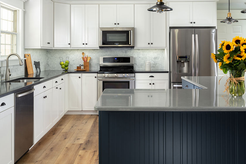 Hình ảnh một phòng bếp với hệ tủ bếp màu trắng làm bằng Laminate không bám bẩn hay thấm nước