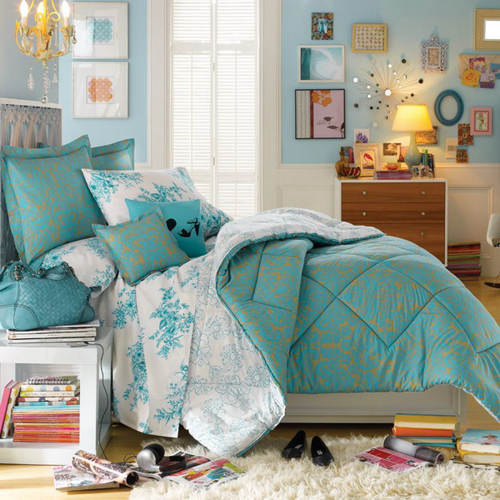 Hình ảnh mẫu phòng ngủ màu xanh ngọc đẹp mắt, cửa sổ ngập tràn ánh sáng, đèn chùm trang trí