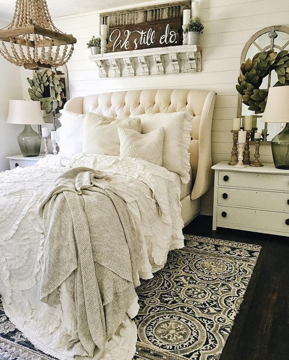 Hình ảnh phòng ngủ tân cổ điển màu trắng sữa, tủ kệ đầu giường, đèn chùm và chi tiết gỗ trang trí đầu giường
