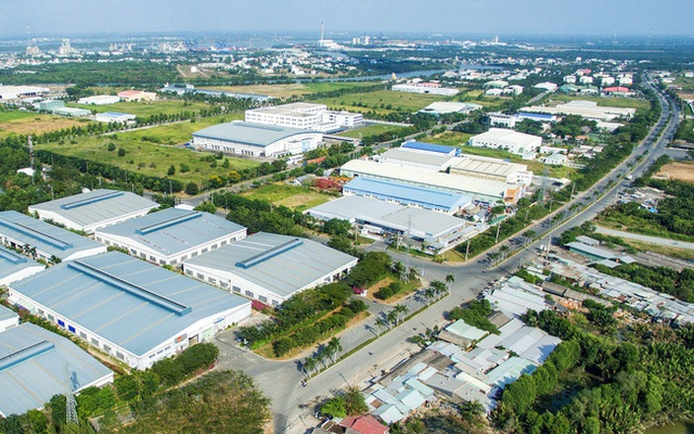 Hình ảnh một khu công nghiệp nhìn từ trên cao với nhiều nhà xưởng xen kẽ vườn cây xanh tốt