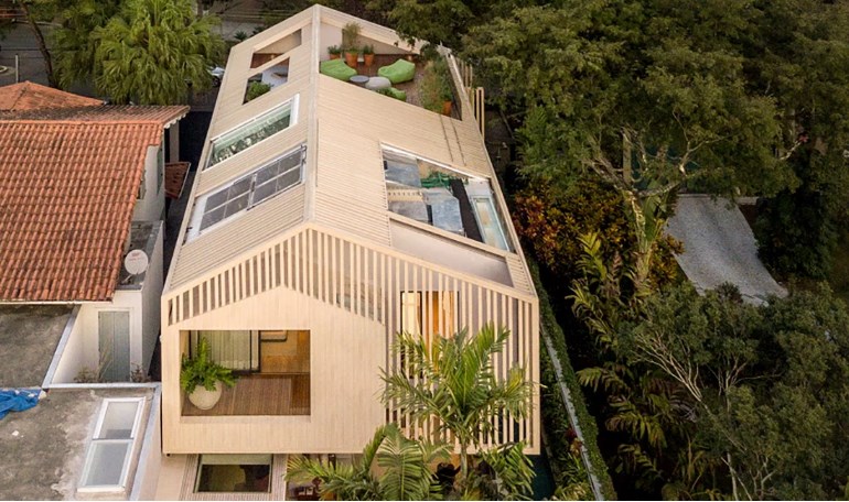 Hình ảnh toàn cảnh ngôi nhà ở  Sao Paulo, Brazil nhìn từ trên cao với cửa kính trên mái trong suốt